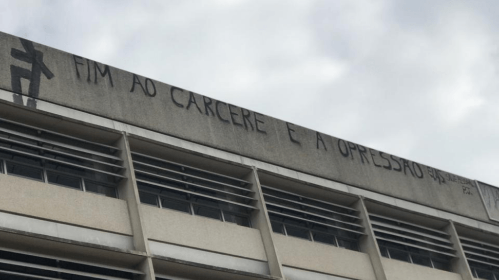 Pichação fazendo referência ao massacre do Carandiru no prédio de São Paulo da ETEC Parque da Juventude. 
