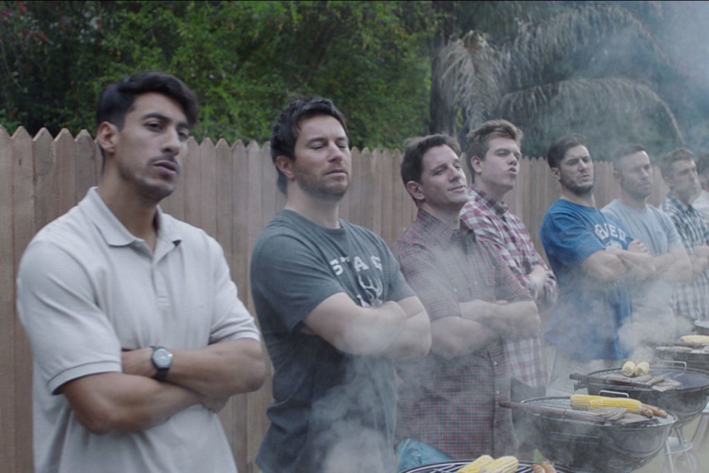 Fotograma retirado do comercial da Gillette mostra sete homens de braços cruzados em frente a churrasqueiras. O comercial motivou debate sobre machismo.