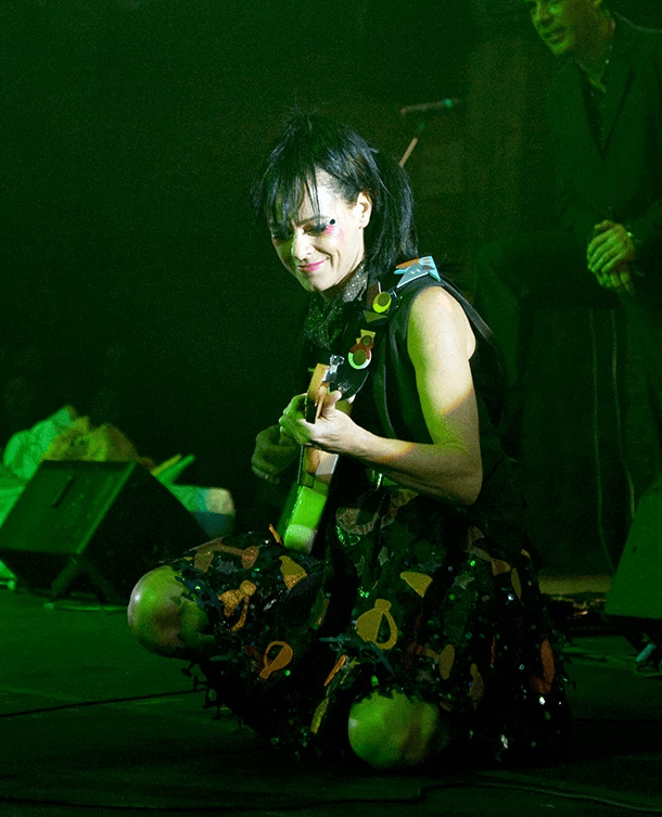 Taciana Barros tocando guitarra no show do Pequeno Cidadão em 2014