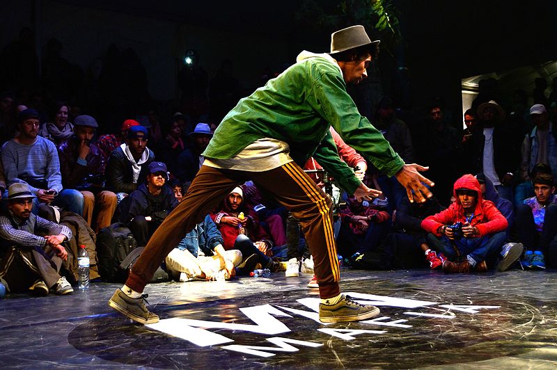 Homem afro-descendente dança em um evento de street dance.