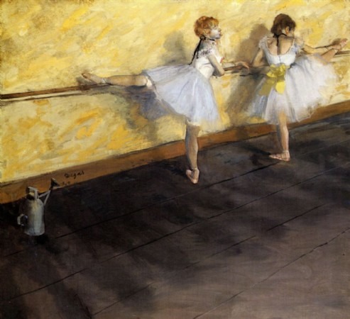 Pintura de duas jovens bailarinas se apoiando em uma barra.