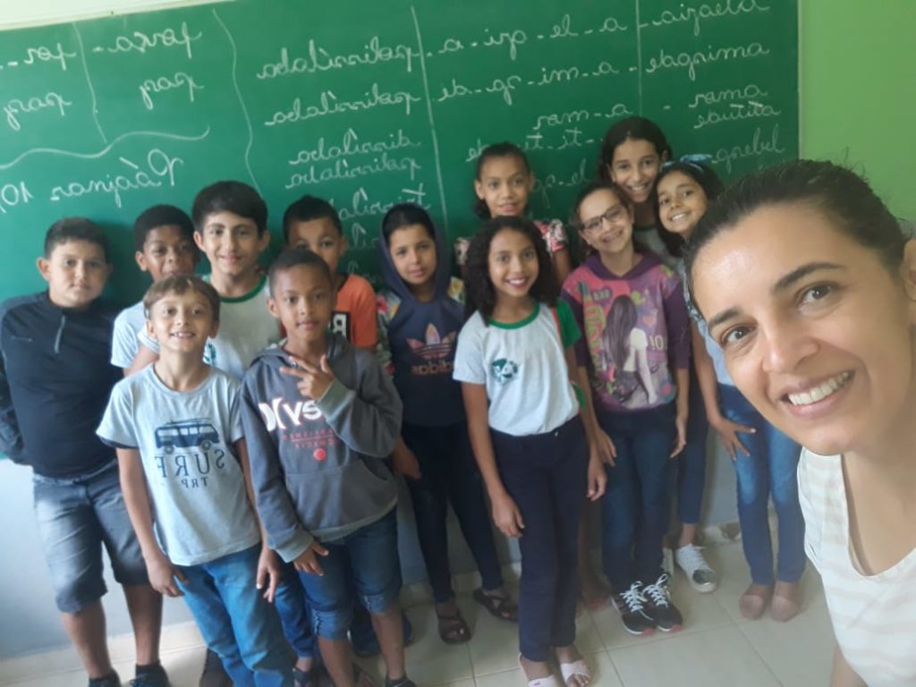 Professora Cristiane com seus alunos na fase de alfabetização antes da pandemia
