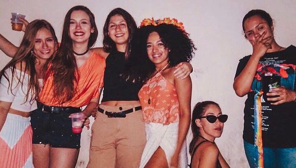 Repúblicas - seis meninas posam para a foto fantasiadas em uma festa
