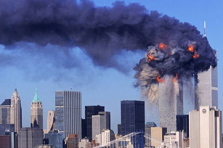 Imagem do atentado às torres gêmeas em 11 de setembro de 2001