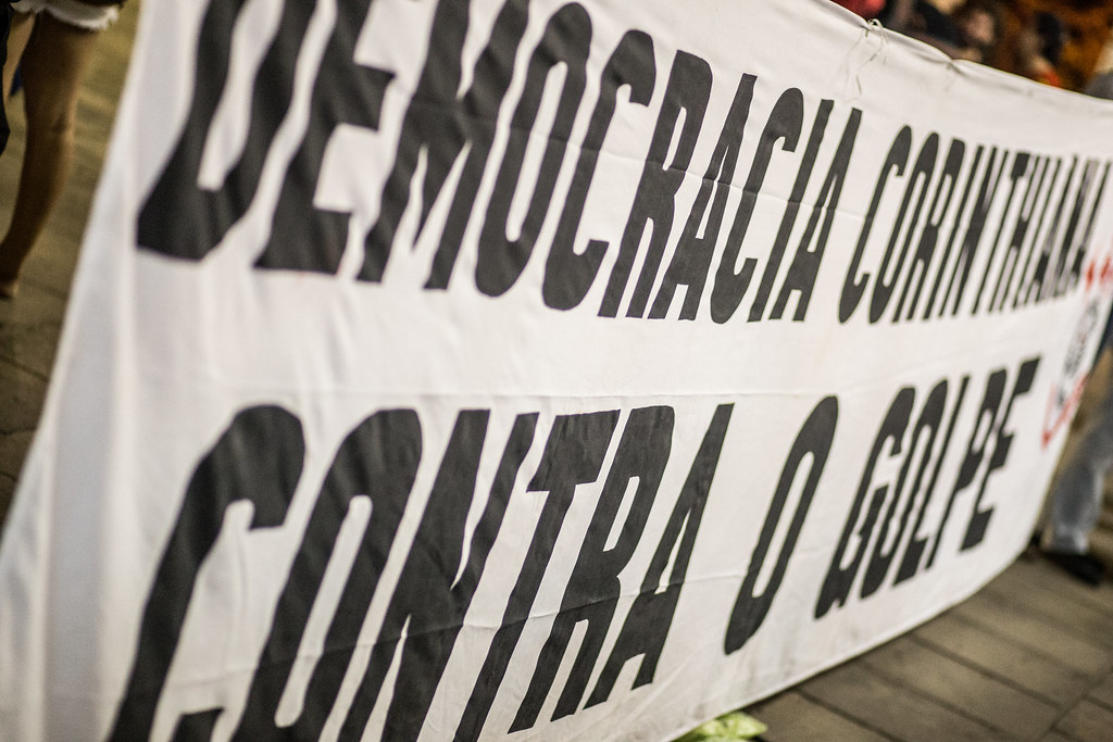 Cartaz com os dizeres "Democracia Corinthiana contra o golpe"