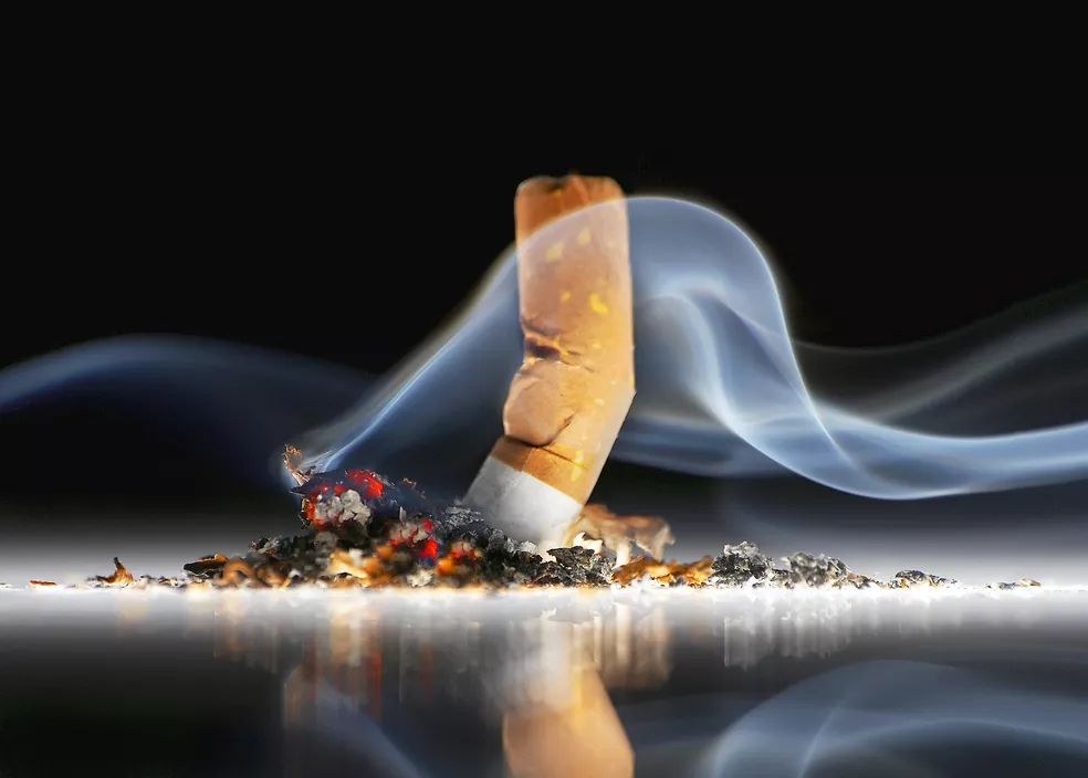 A imagem mostra o tabagismo