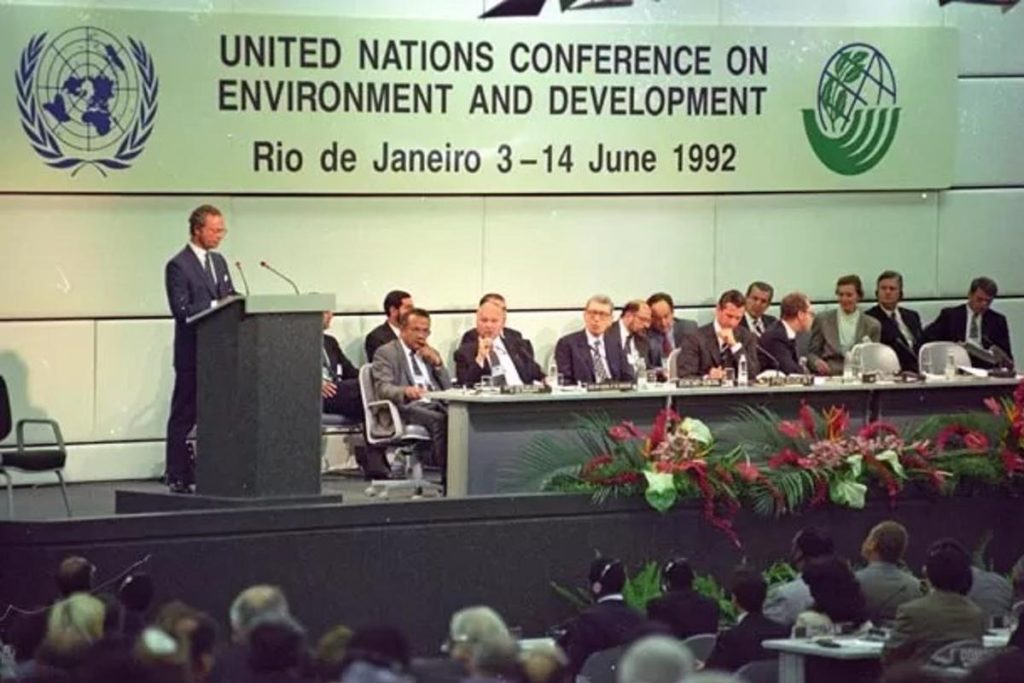 Representantes de mais de 190 países, em junho de 1992, durante a Conferência das Nações Unidas sobre Meio Ambiente e Desenvolvimento, a ECO-92