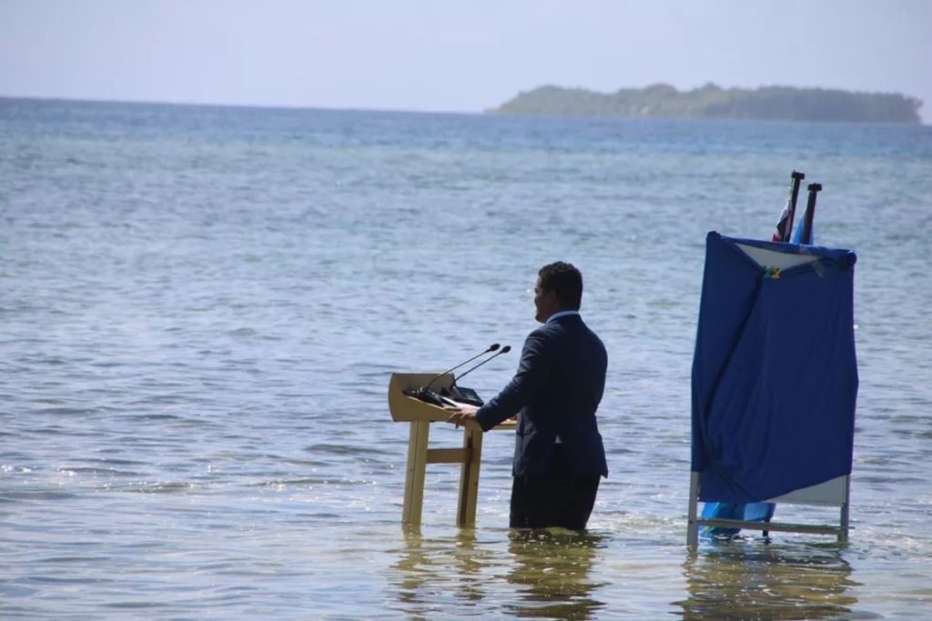 Simon Kof, ministro da ilha de Tuvalu, grava discurso para a COP26 no mar, alertando que a ilha está desaparecendo