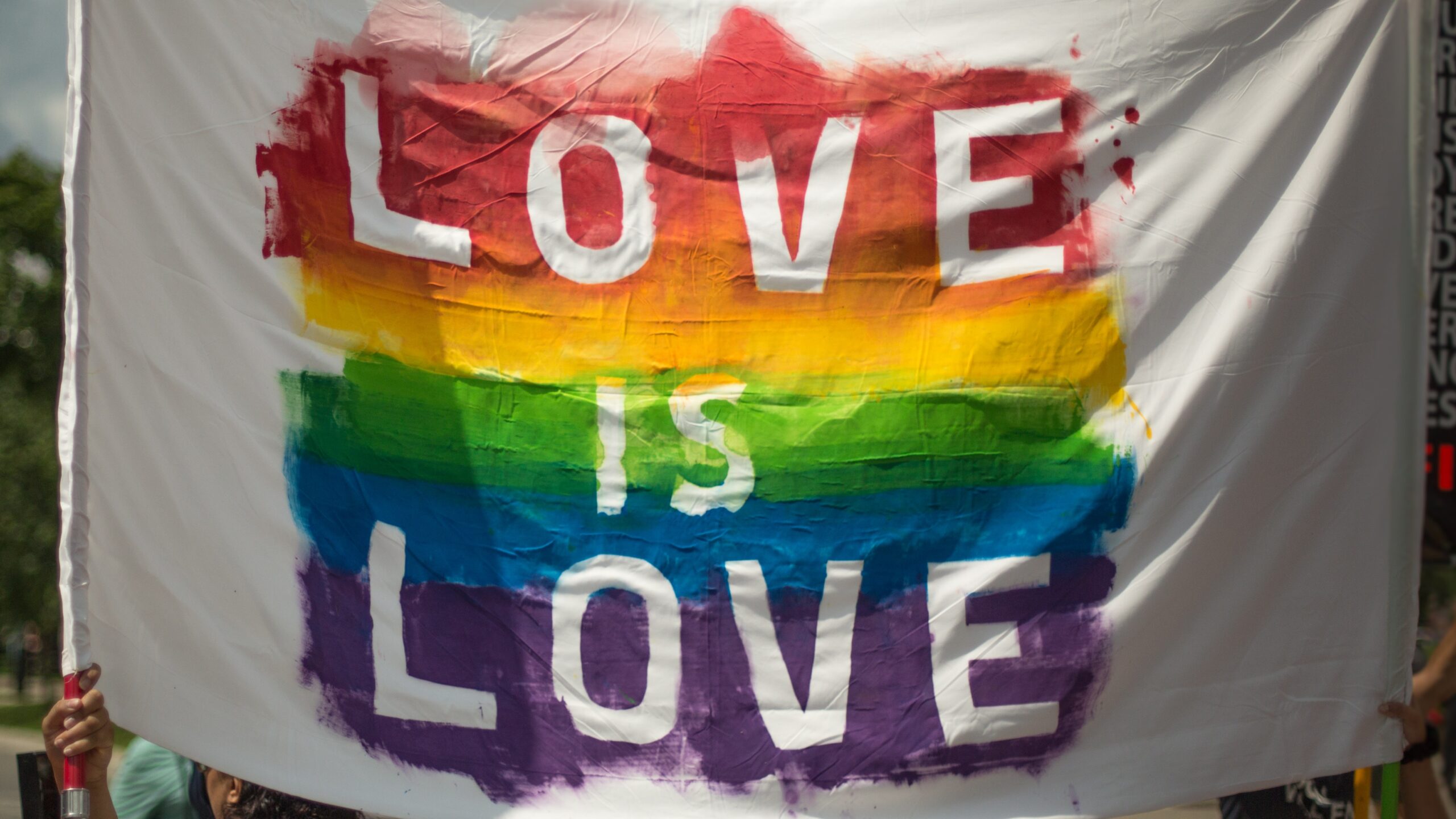 Bandeira "Love is love" em uma manifestação pró-LGBT