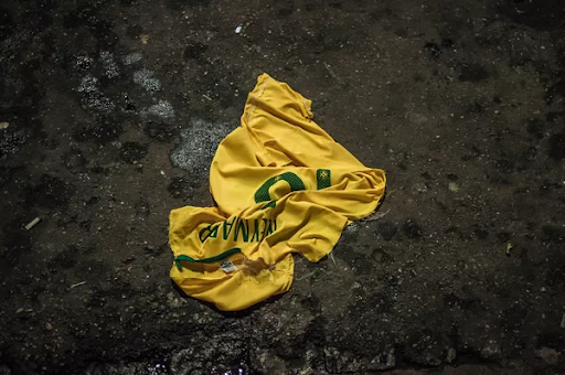 Camisa da Seleção brasileira abandonada no chão, após o 7 a 1 de 2014