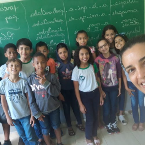 Professora Cristiane com seus alunos na fase de alfabetização antes da pandemia