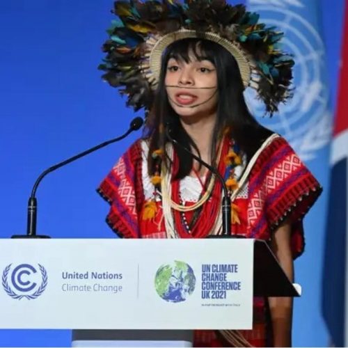 Txai Suruí, única brasileira discursando durante a abertura da COP26